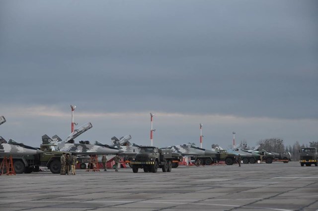 Вищий пілотаж: в мережі показали фото маневрів українських льотчиків